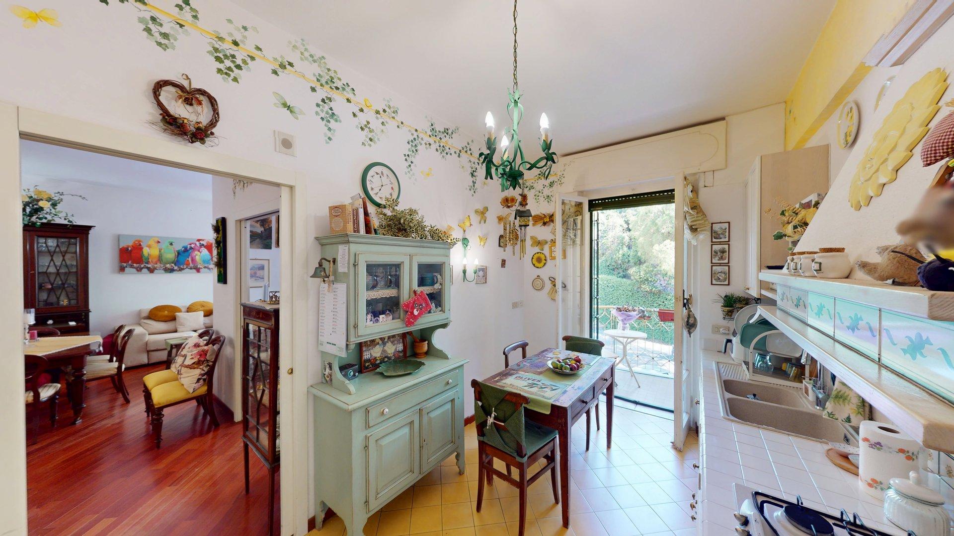 La cucina con decorazioni dipinte a mano