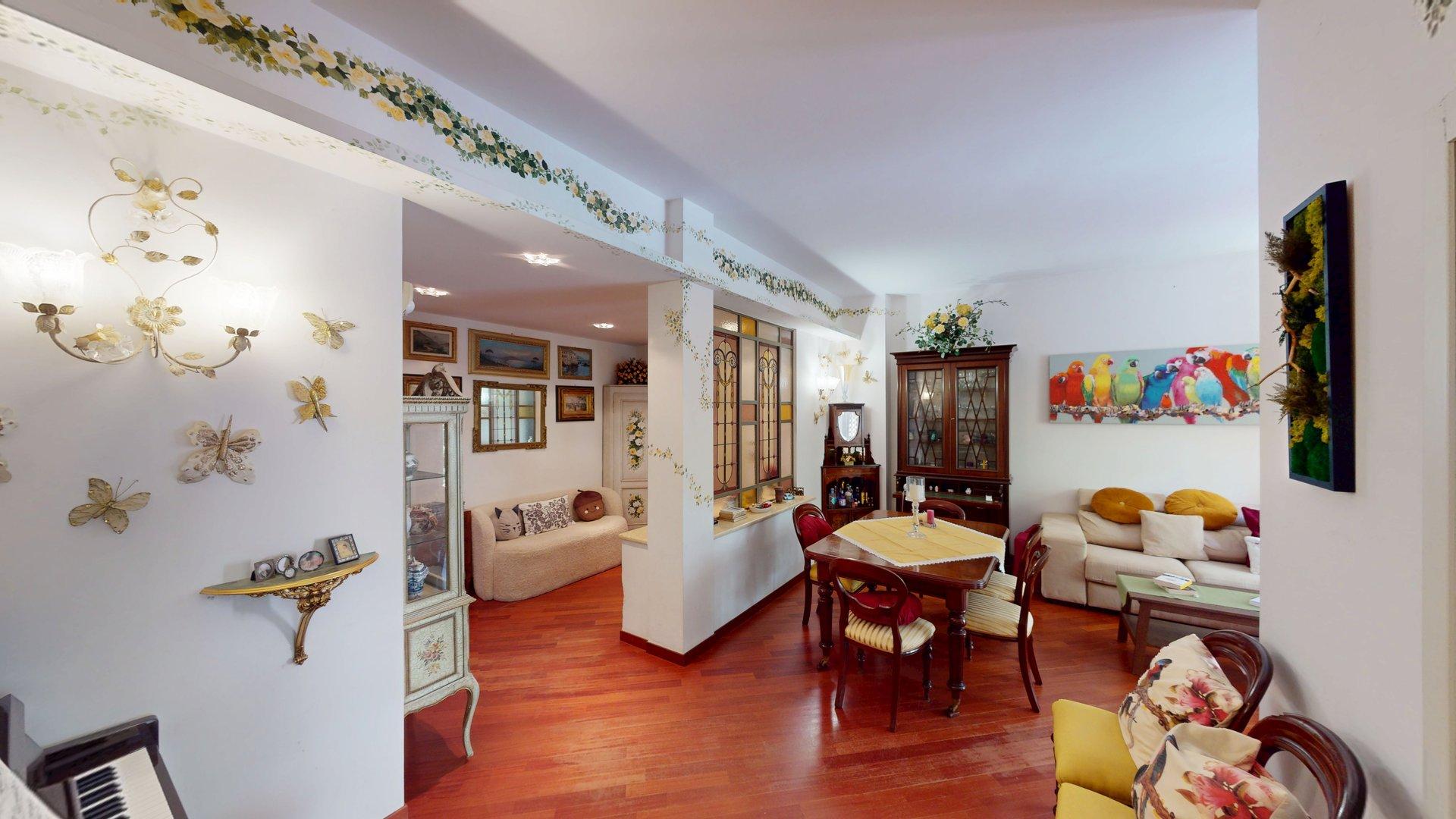 Il soggiorno con decorazioni floreali dipinte a mano e parquet