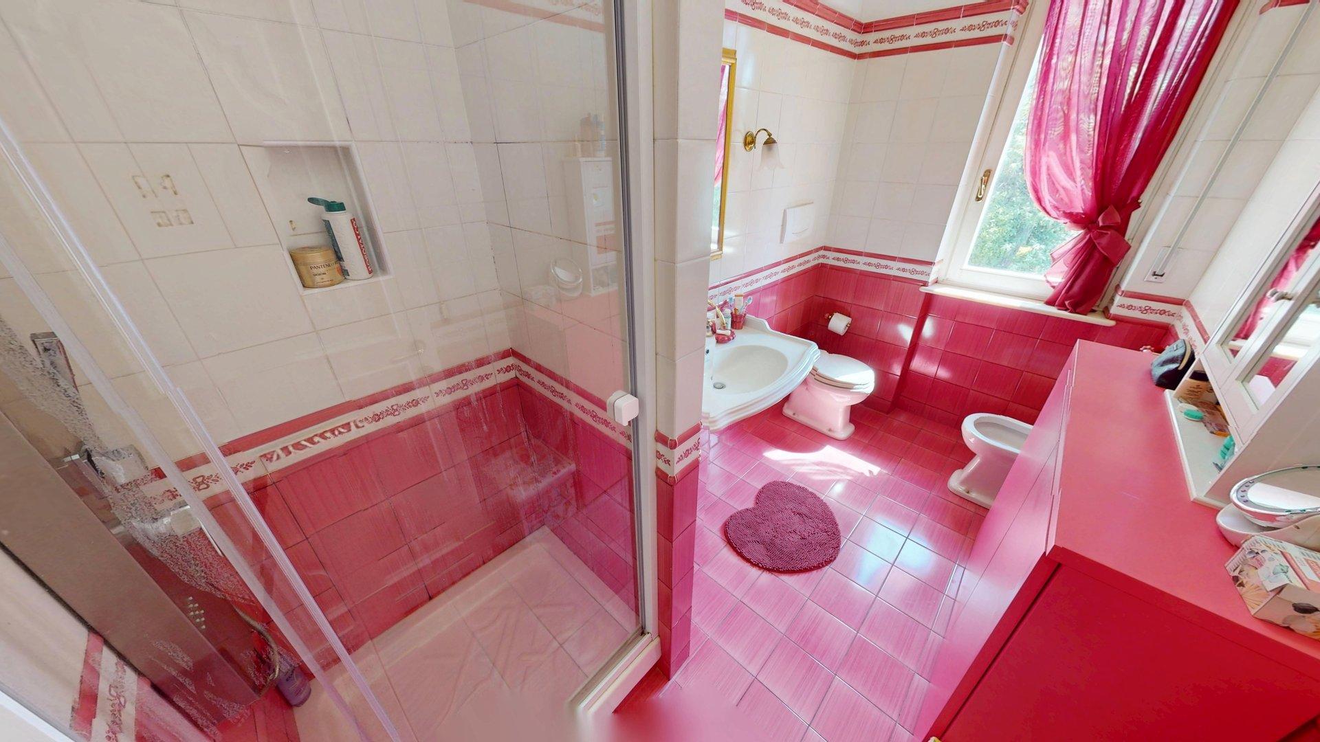 Il secondo bagno con doccia