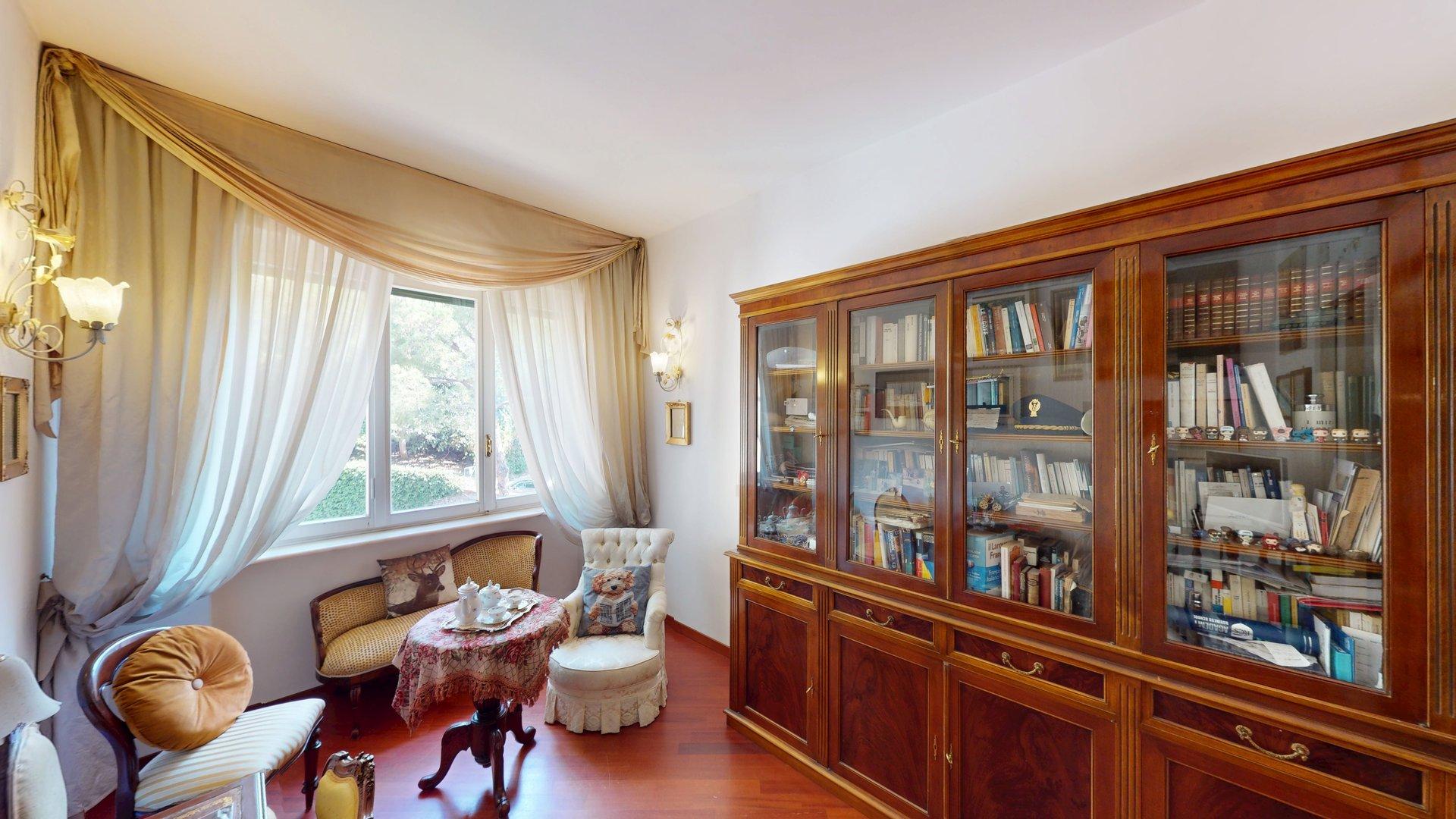 Lo studio con libreria in legno intagliato